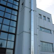 Schornstein an Industriegebäude