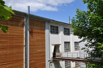 Stahlrohr-Schornstein an modernen Mehrfamilienhaus